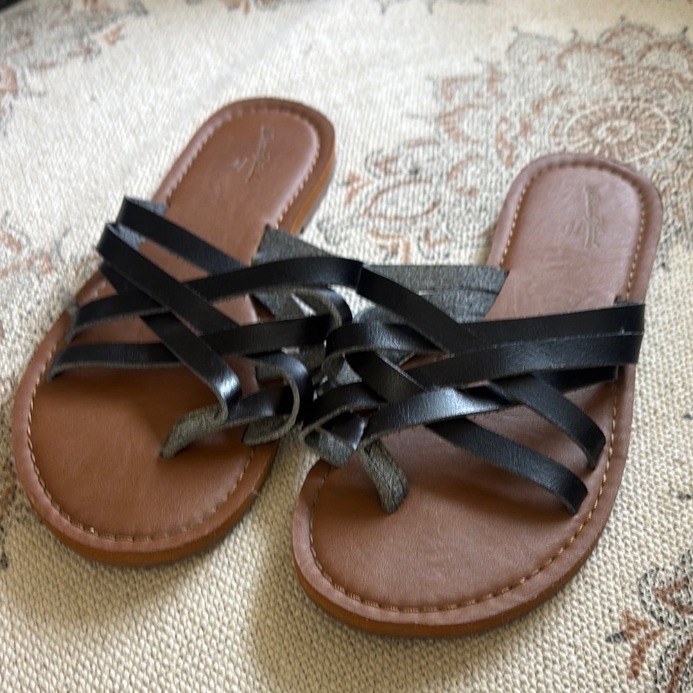 Universal Thread Black and Brown T-Strap Sandals